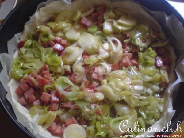 Яблочно-луковый киш с ветчиной