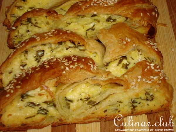 Коса из слоеного теста с сыром и зеленью