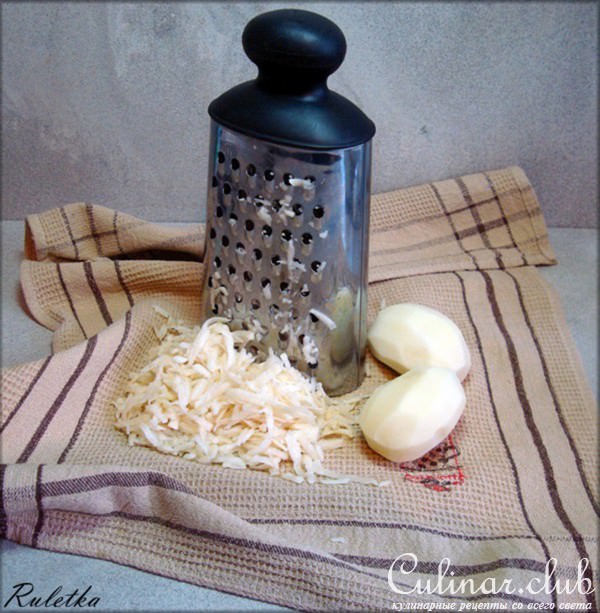 Открытый пирог из картофельного теста с копчёными колбасками и квашеной капустой.