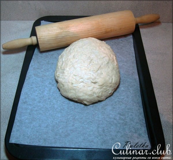 Открытый пирог из картофельного теста с копчёными колбасками и квашеной капустой.