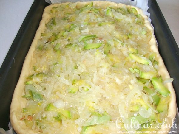 Пирог с луком и кабачком