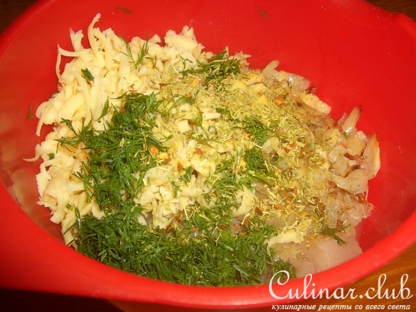Открытый пирог с куриным филе,сыром и укропом
