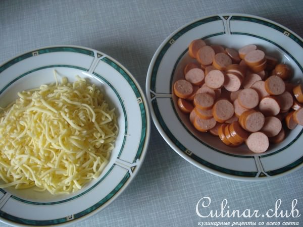Пирог с сыром и сосисками