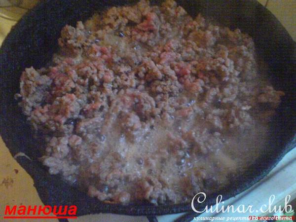 Мясной пирог-рулет с зелёным горошком