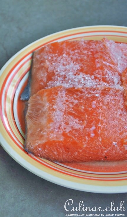 Пирог с творожным кремом, лососем и брокколи из мультиварки