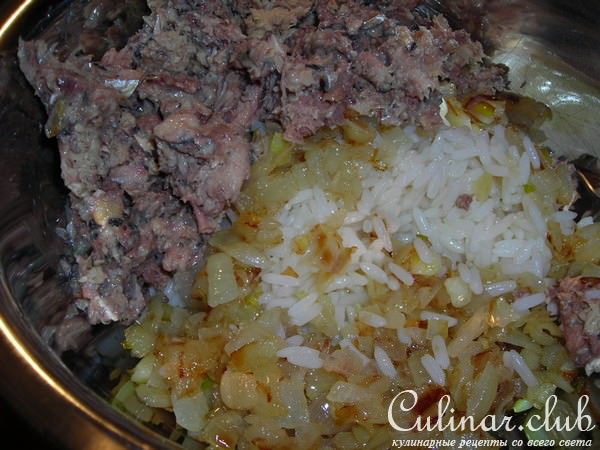 Заливной пирог с сайрой,рисом и жаренным луком