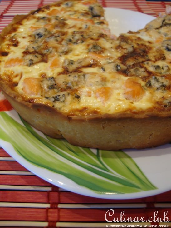 Чесночный киш с форелью,пармезаном и голубым сыром