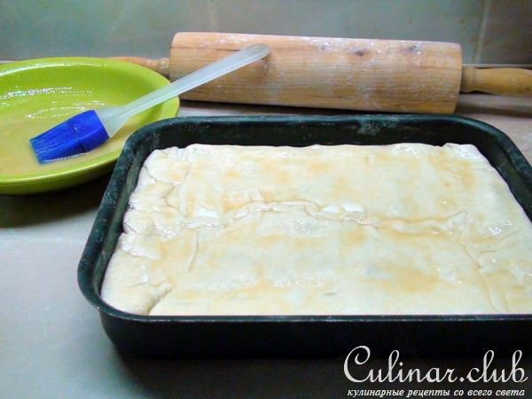Пирог с рыбой, рисом и жареным луком.
