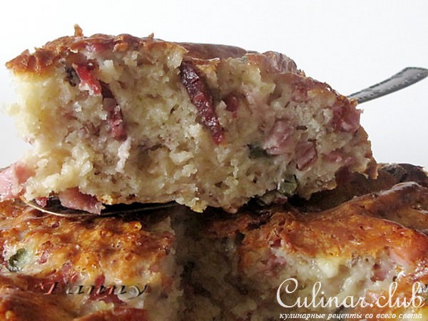 Сырный кекс с копченостями, маринованными огурчиками и грецкими орехами
