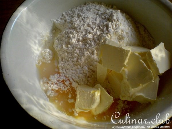 Открытый пирог с томатами, козьим сыром и шалфеем