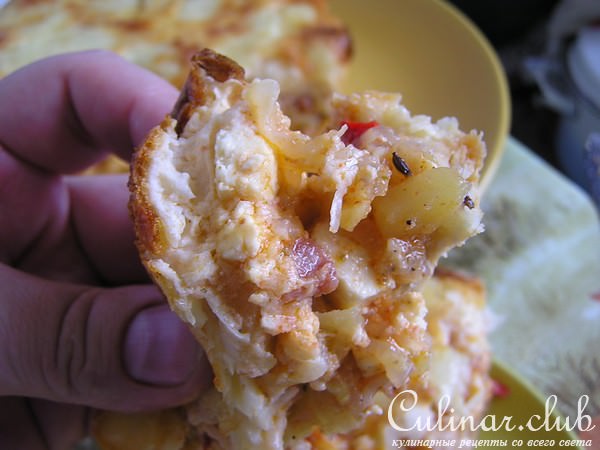Киш с беконом, кабачком и яблоками.