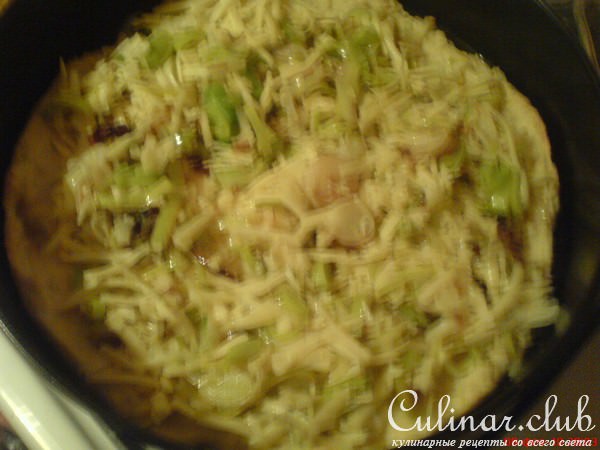 Сочный песочный киш с луком-пореем и сыром.