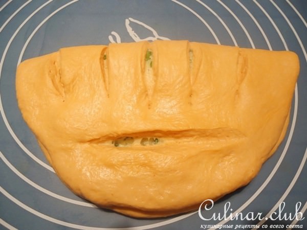 Томатный хлеб с чесноком, сыром и зеленью