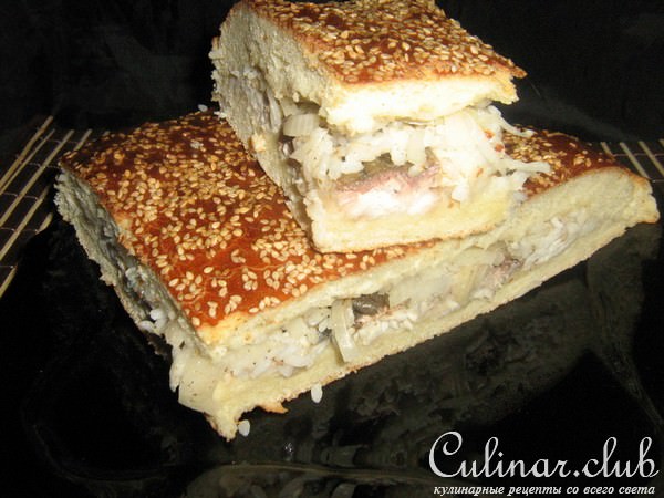 Пирог с рыбой и рисом.