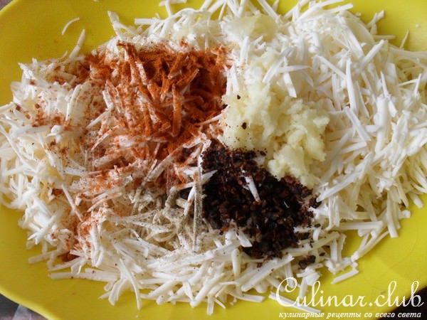Пирог из слоеного теста с плавлеными сырками, чесноком и зеленью " Растаявшая обида"