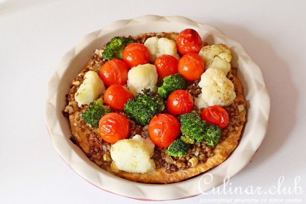 Открытый пирог с чечевицей и овощами.