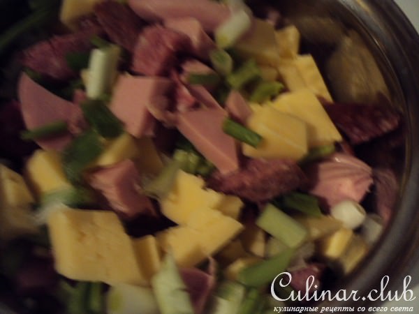 Вкусный заливной пирог с колбасой и сыром к завтраку