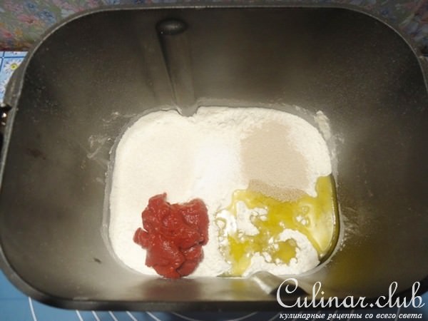 Томатный хлеб с чесноком, сыром и зеленью