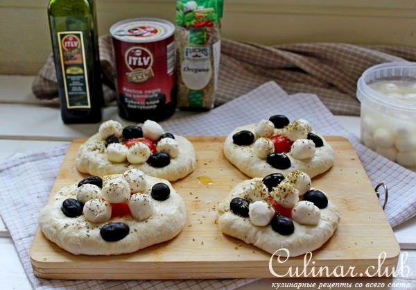 Мини пиццы с моцареллой и маслинами