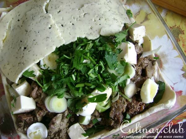 Пирог с куриной печенкой, сыром, перепелиными яйцами и пореем. 