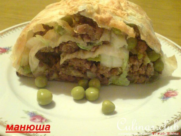 Мясной пирог-рулет с зелёным горошком