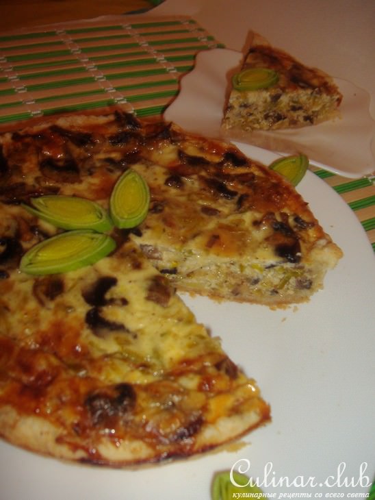 Киш с луком пореем и грибами