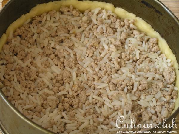Мясной пирог с рисом, карамелизированным луком и яблоками