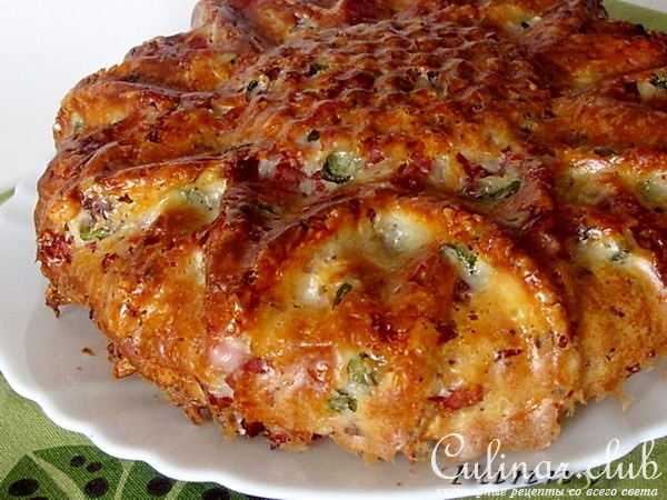 Сырный кекс с копченостями, маринованными огурчиками и грецкими орехами