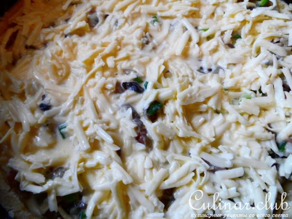 Киш с грибами сыром и беконом.