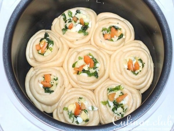 Булочки-розочки с сырной начинкой