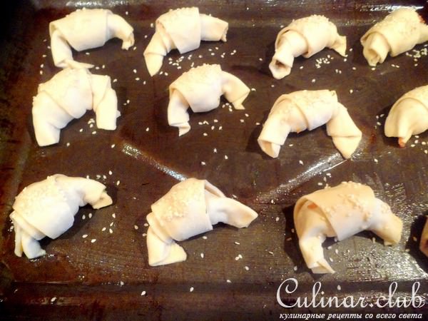 Закусочные слойки с рыбой и маслинами