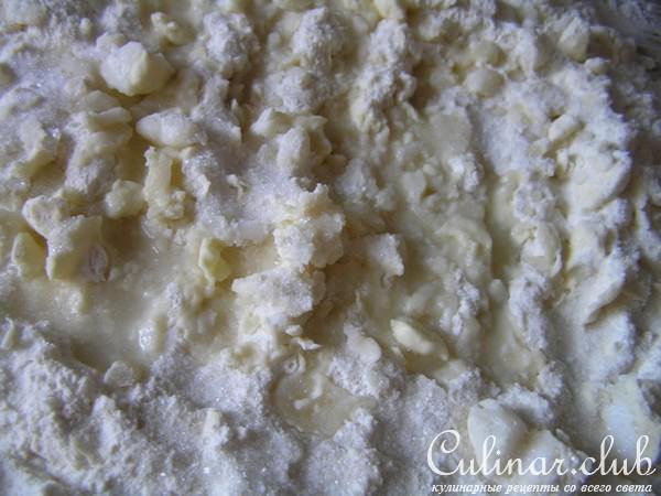 Мясной пирог с рисом, карамелизированным луком и яблоками