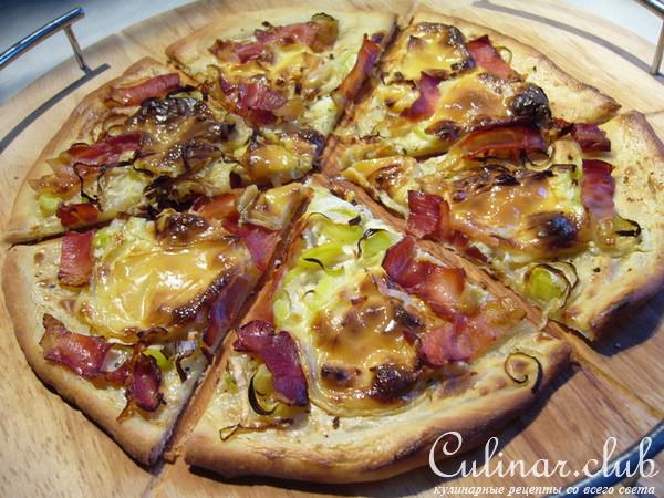 Flammkuchen (пирог охваченный пламенем) с плавленым сыром, пореем и беконом
