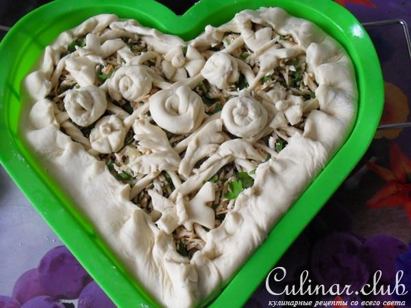 Пирог из слоеного теста с плавлеными сырками, чесноком и зеленью " Растаявшая обида"
