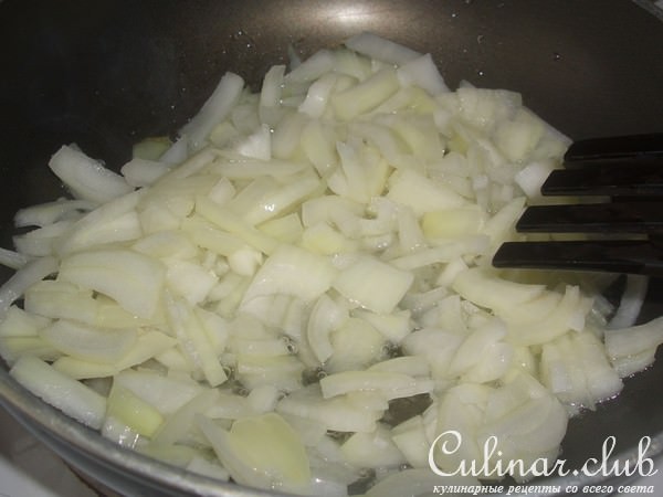 Открытый пирог с куриным филе,сыром и укропом
