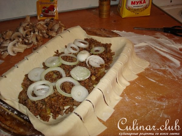 Быстрый мясной пирог с грибами