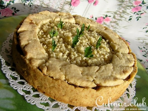 Мясной пирог с рисом, карамелизированным луком и яблоками