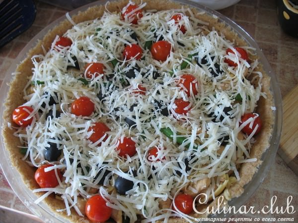 Киш с куриной грудкой, стручковой фасолью и сыром.