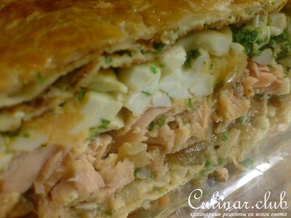 Новгородская рыбная кулебяка с лососем, рисом и яйцом