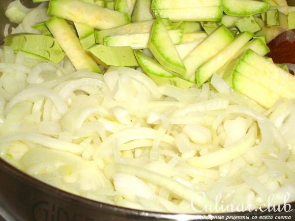 Пирог с луком и кабачком