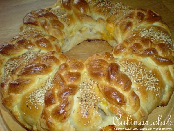 Закусочный венок-рулет с жареным луком,ветчиной и сыром