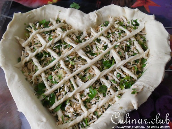 Пирог из слоеного теста с плавлеными сырками, чесноком и зеленью " Растаявшая обида"