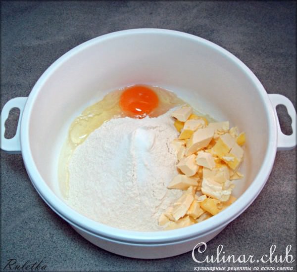 Сочный песочный киш с луком-пореем и сыром.