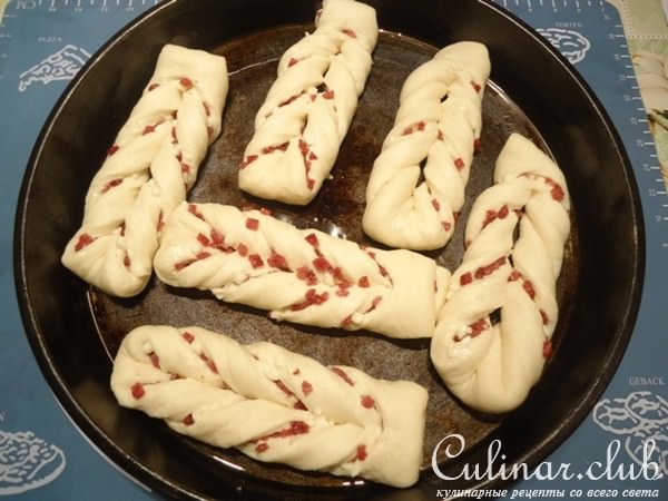 Твисты с салями и моцареллой