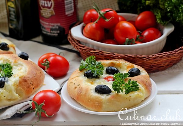 Мини пиццы с моцареллой и маслинами