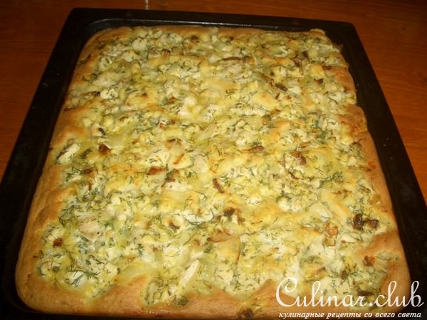 Открытый пирог с куриным филе,сыром и укропом