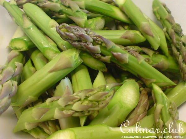 Открытый пирог-пицца с зелёной спаржей и сырами///Салат из зелёной спаржи,помидорок-черри и брынзы