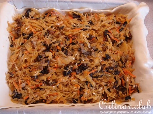 Пирог с квашеной капустой и грибами.