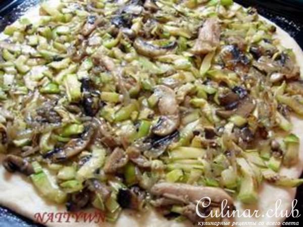 Деревенский пирог с кабачками и грибами.
