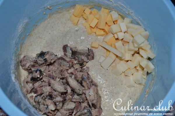 Пирог-кекс из цельнозерновой муки с рыбой и сыром